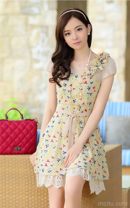 很有气质的清纯俏皮妹子