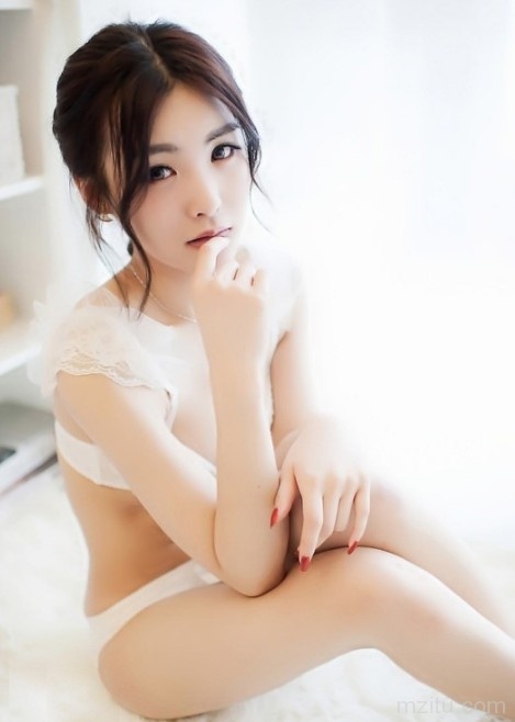 很有气质的清纯俏皮妹子