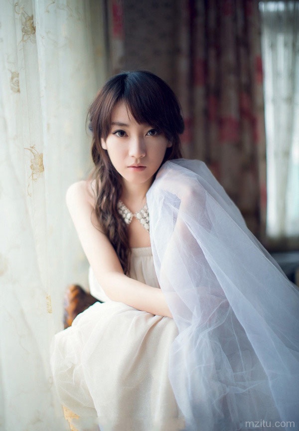 很有气质的清纯俏皮妹子