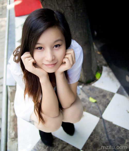 很有气质的清纯俏皮妹子