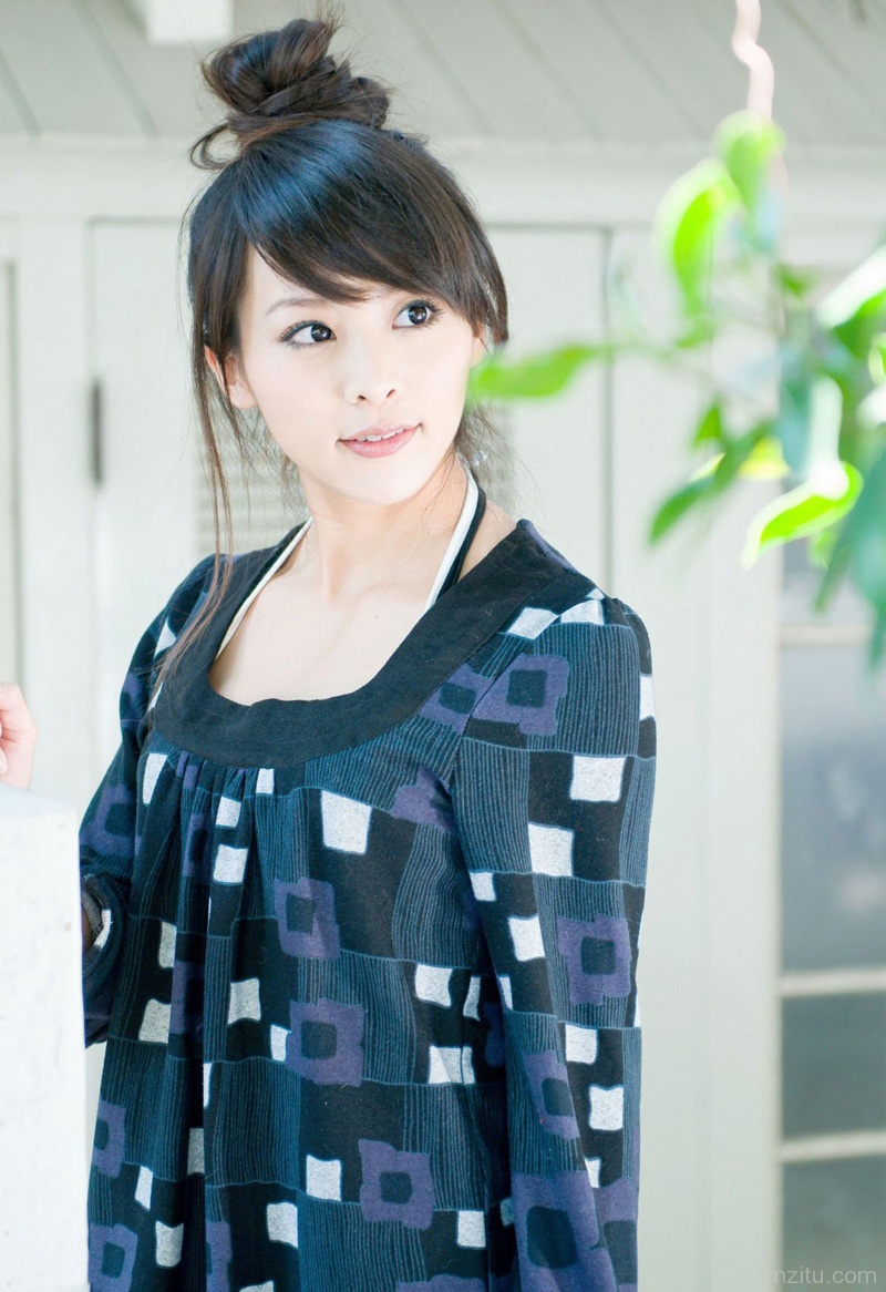 很有气质的清纯俏皮妹子