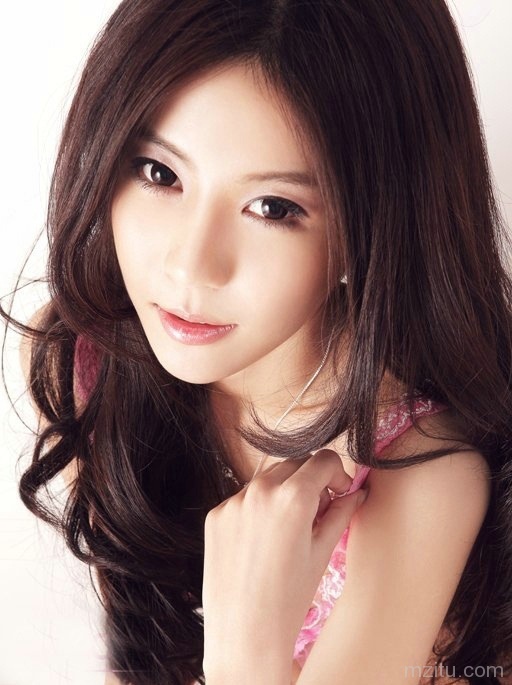 很有气质的清纯俏皮妹子