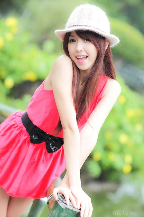 很有气质的清纯俏皮妹子