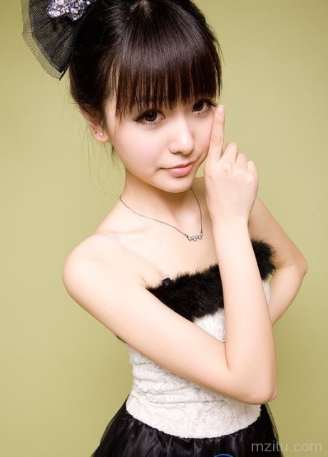 小女子嫩白可爱迷人