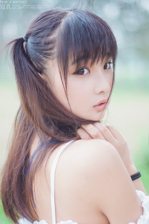 小女子嫩白可爱迷人