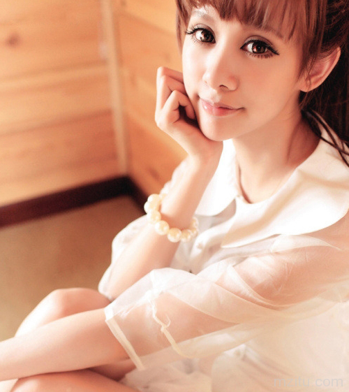 小女子嫩白可爱迷人