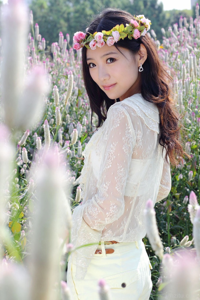 小女子嫩白可爱迷人