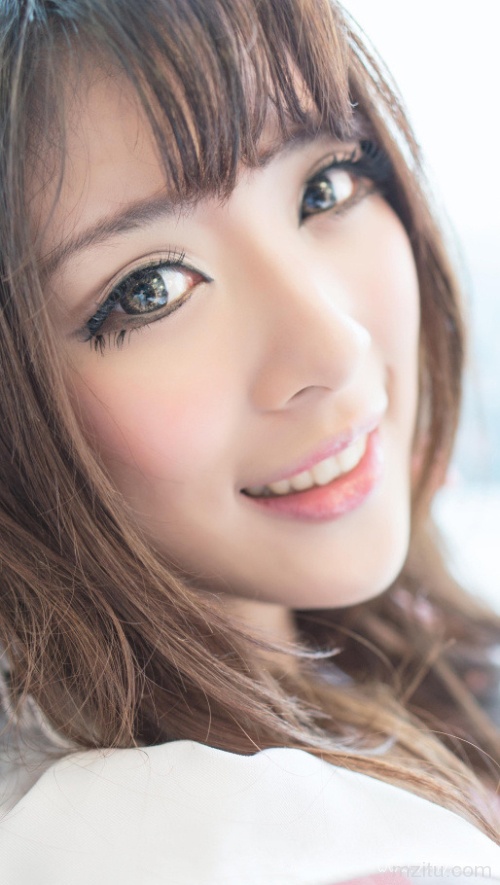 精致粉嫩的电玩妹子