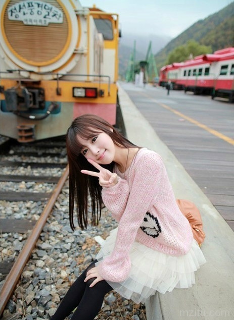 精致粉嫩的电玩妹子