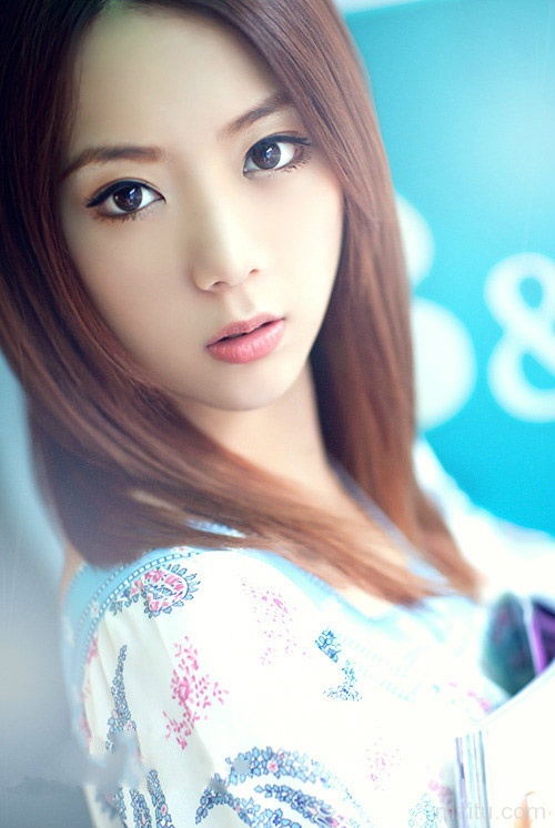 精致粉嫩的电玩妹子