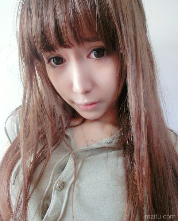 精致粉嫩的电玩妹子