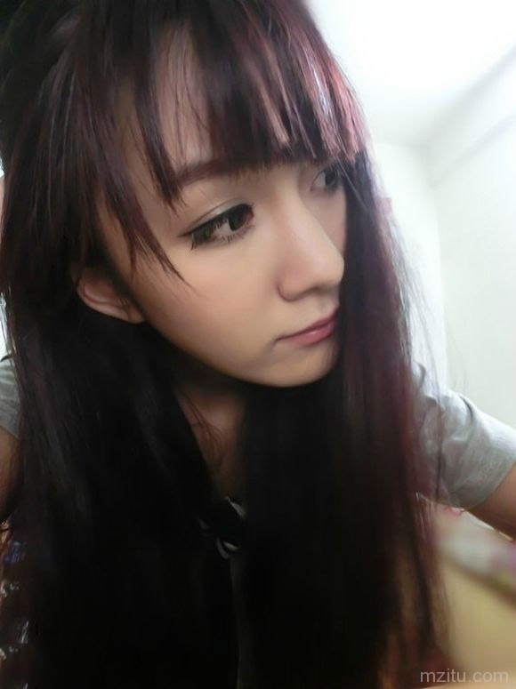 精致粉嫩的电玩妹子