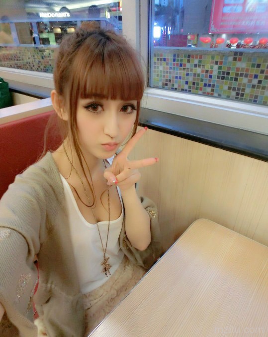 精致粉嫩的电玩妹子