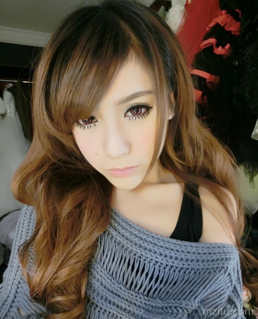 精致粉嫩的电玩妹子