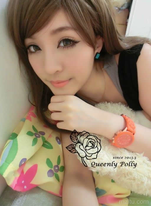 精致粉嫩的电玩妹子