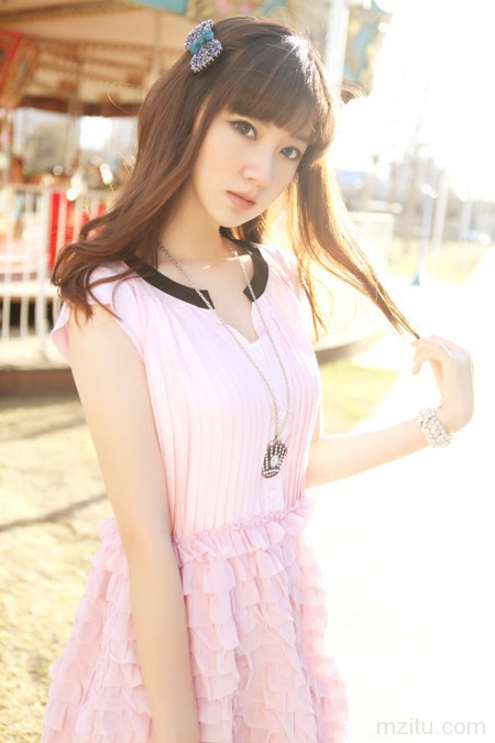 粉嫩娇美又可人的软妹子