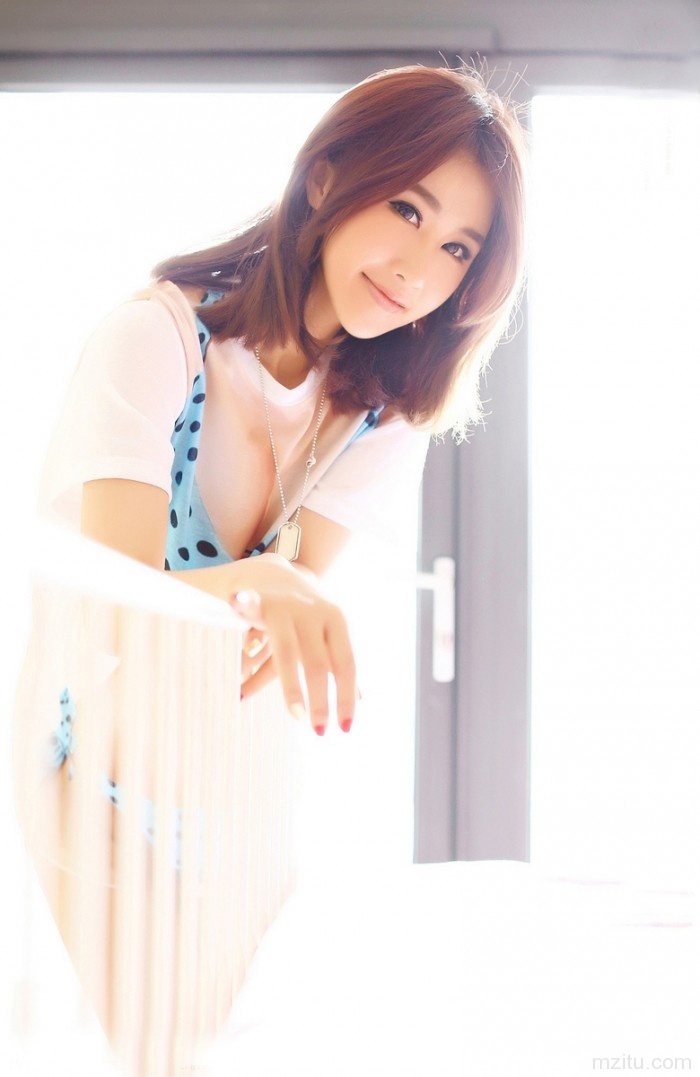 00后清纯美眉微博秀自拍