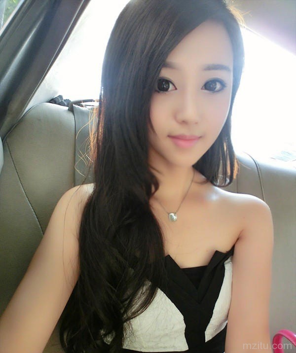 00后清纯美眉微博秀自拍