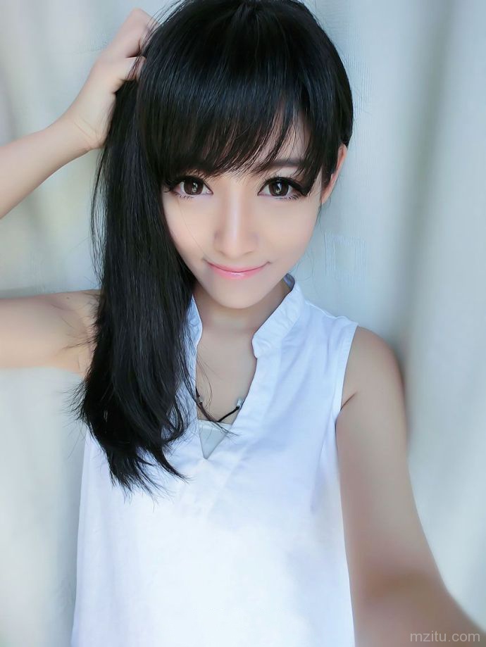 00后清纯美眉微博秀自拍