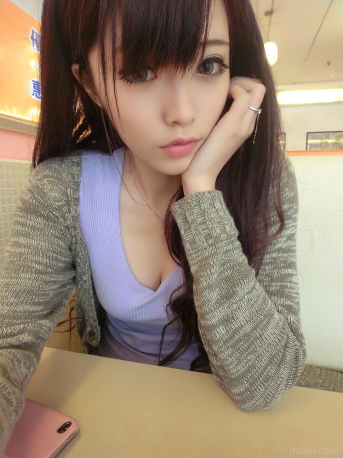 00后清纯美眉微博秀自拍