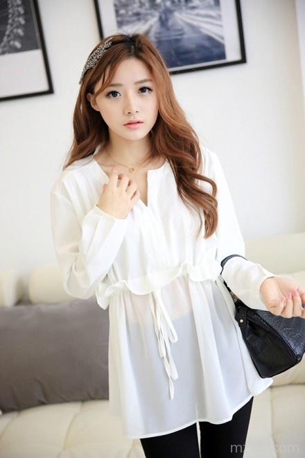 00后清纯美眉微博秀自拍