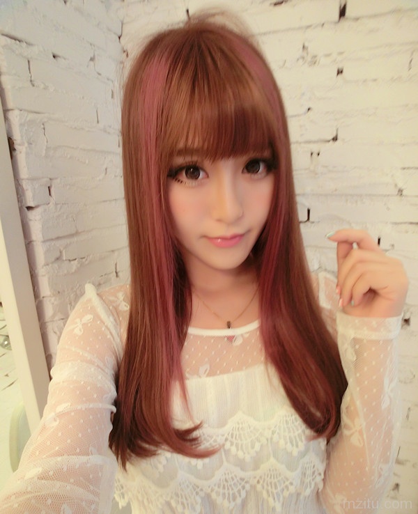 00后清纯美眉微博秀自拍