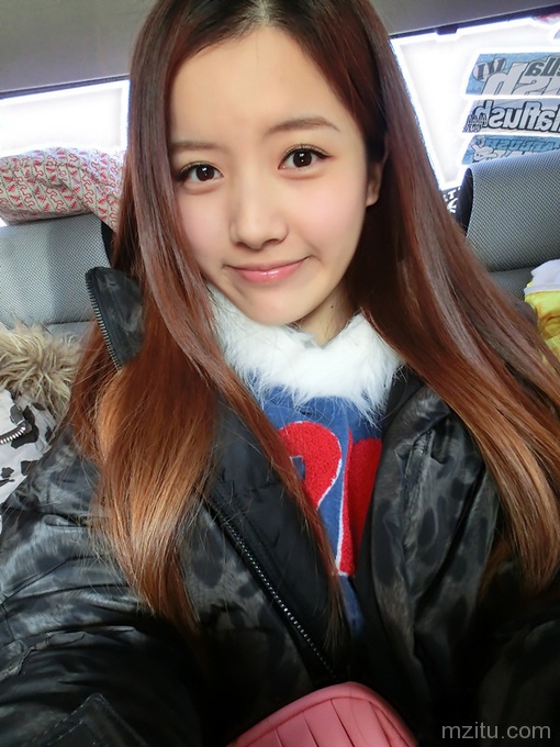 00后清纯美眉微博秀自拍