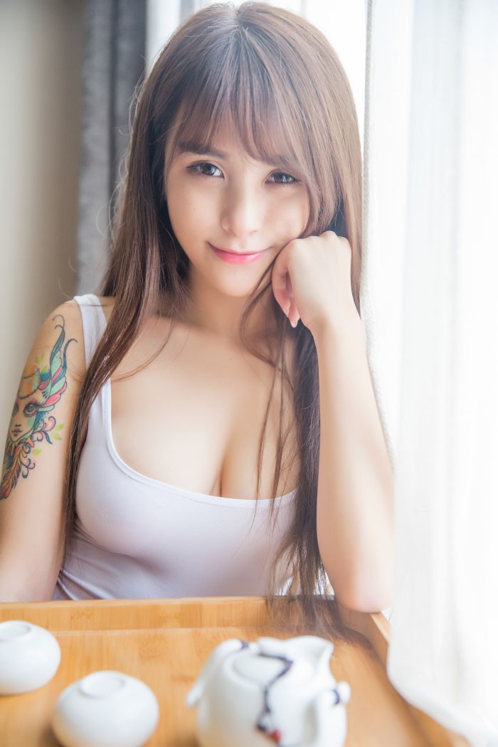 翘臀豪乳酷刺青,气质女神夏美酱性感内衣写真