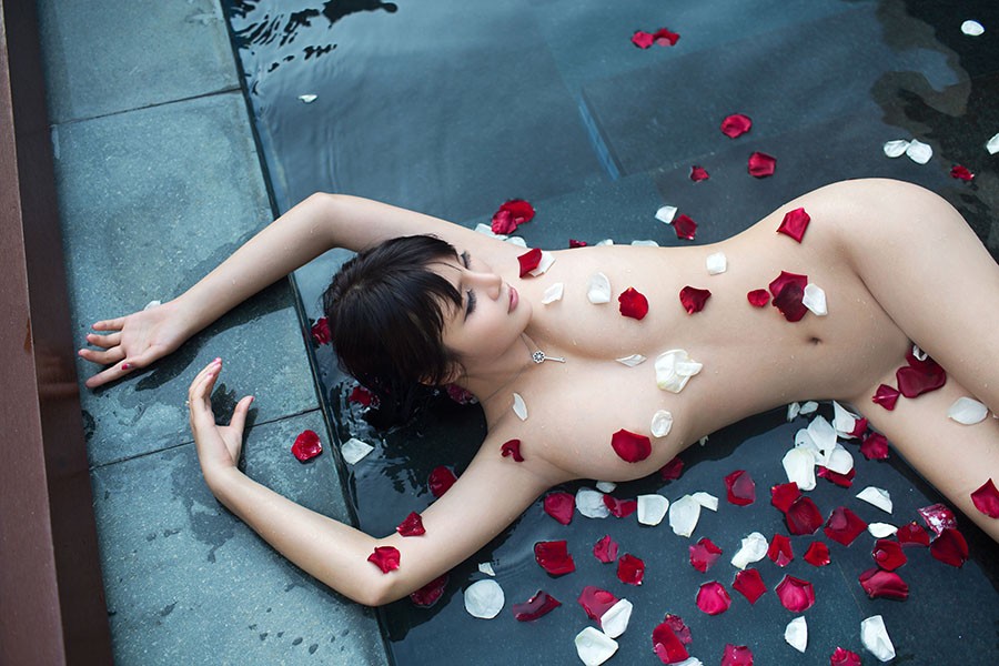 推女郎爆乳凶妹王依萌大胆人体艺术写真