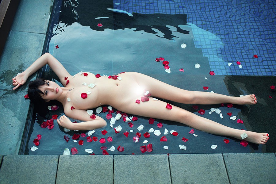 推女郎爆乳凶妹王依萌大胆人体艺术写真