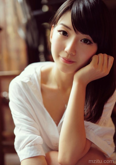 气质美女私房小露性感