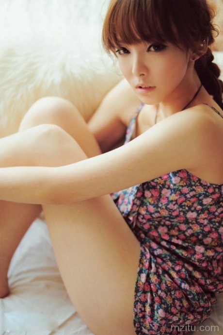 气质美女私房小露性感