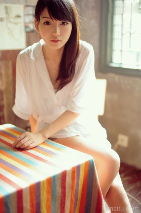 气质美女私房小露性感