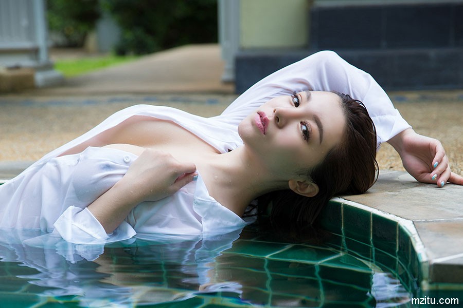 黑色蕾丝吊带袜,让人蠢蠢欲动的巨乳女神刘娅希