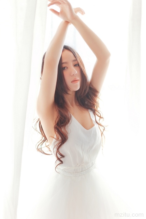 清纯美眉不失性感