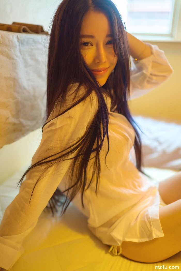 美女穿衬衫太撩人,Rayshen美女勾人表情让人浮想联翩