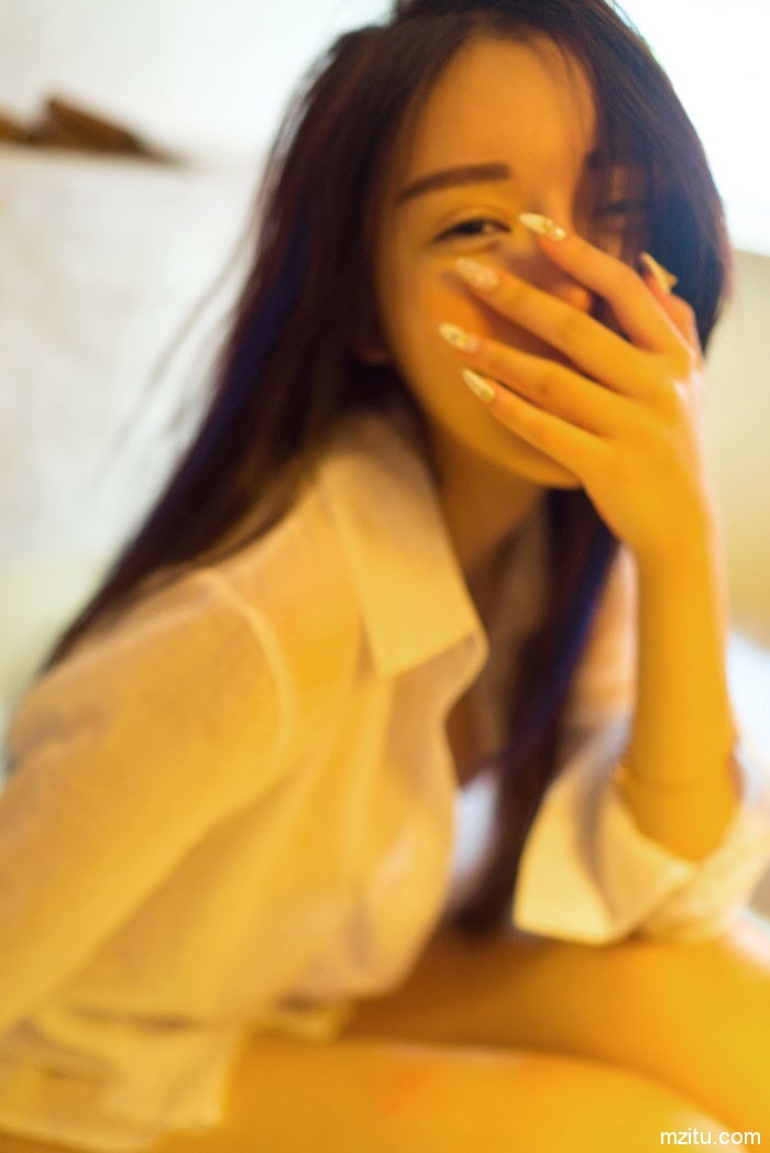 美女穿衬衫太撩人,Rayshen美女勾人表情让人浮想联翩