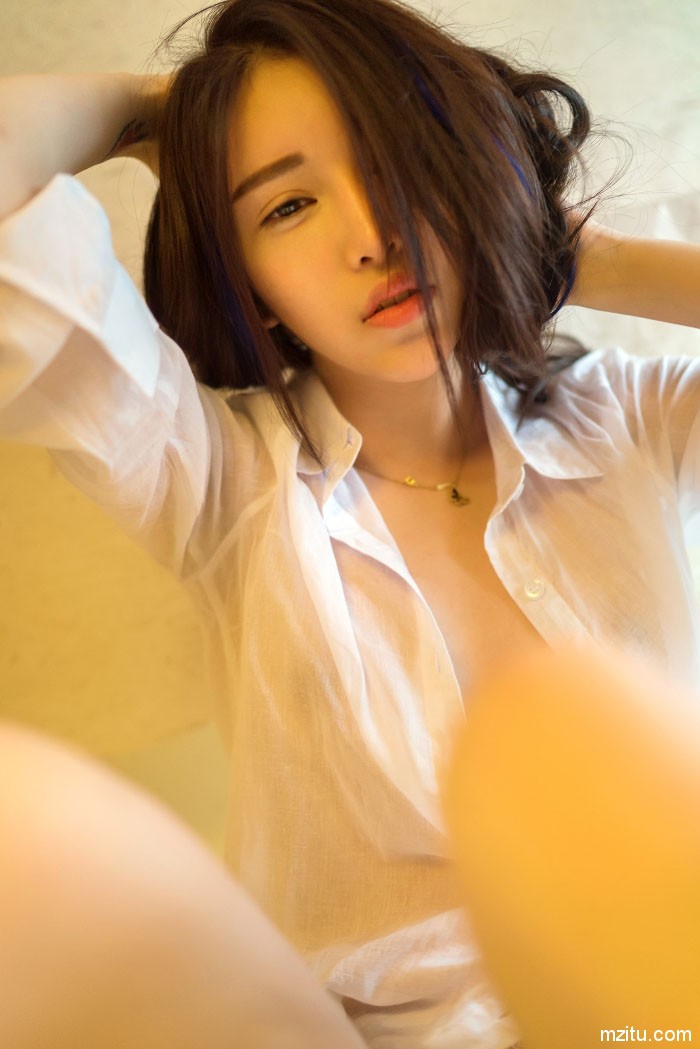 美女穿衬衫太撩人,Rayshen美女勾人表情让人浮想联翩