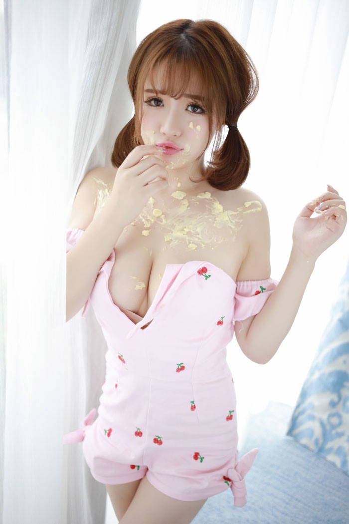 撩人萌妹子徐cake女仆制服玩蛋糕,想吃吗?