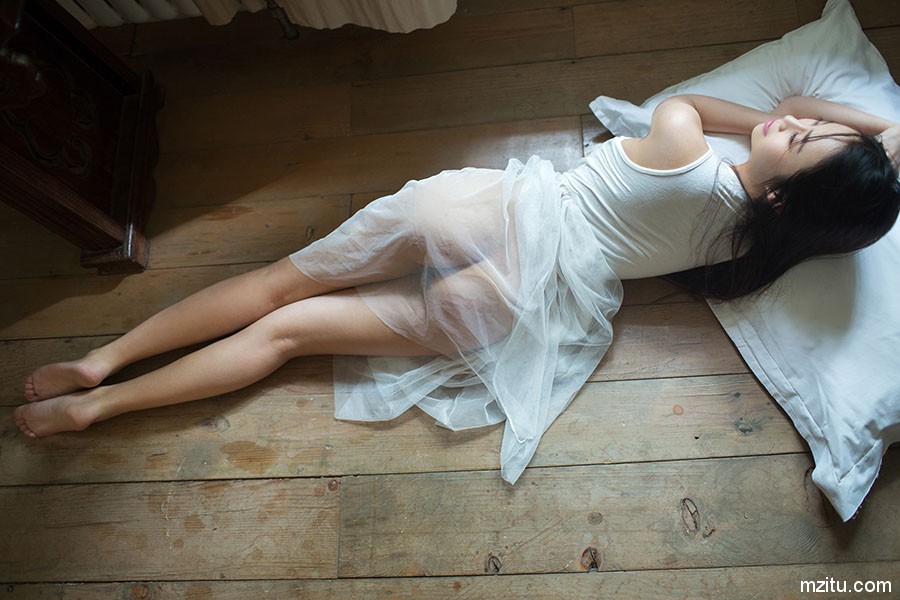 极品尤物,性感推女郎雯雯全裸喷血写真