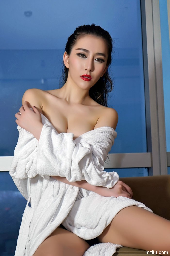 性感御姐傅诗瑶siri浴缸赤裸湿身撩人