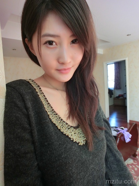 明媚且倾城的妹子