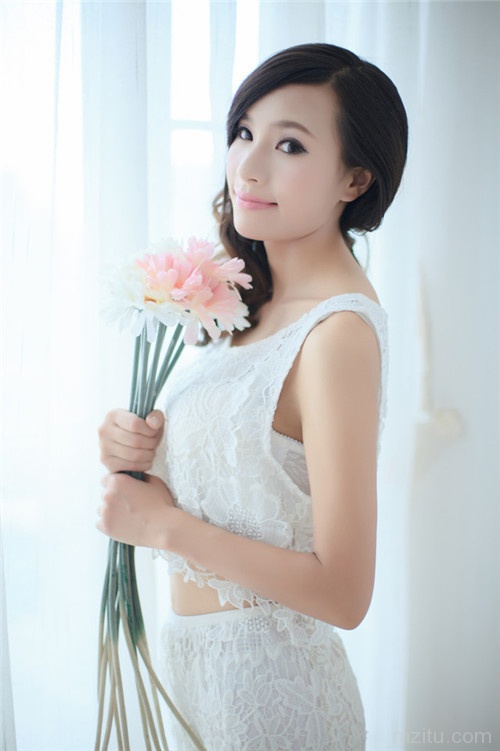 明媚且倾城的妹子