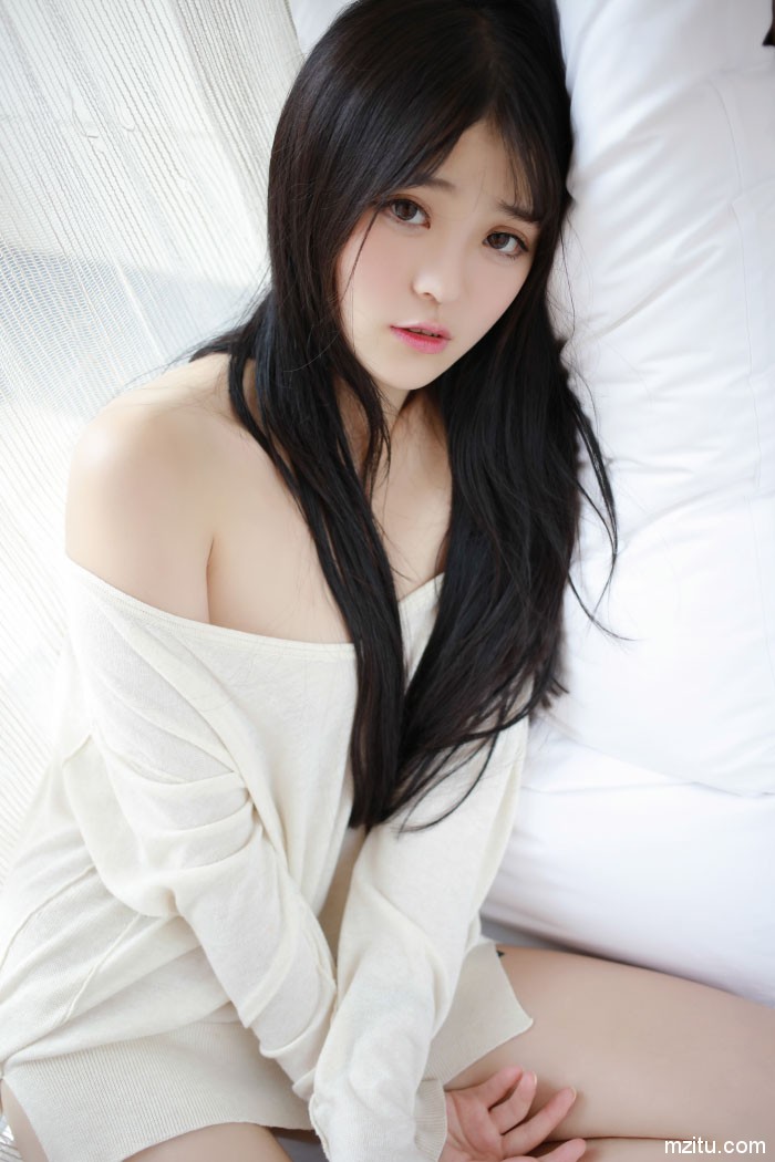 白嫩气质美女伊小七MoMo性感私房照