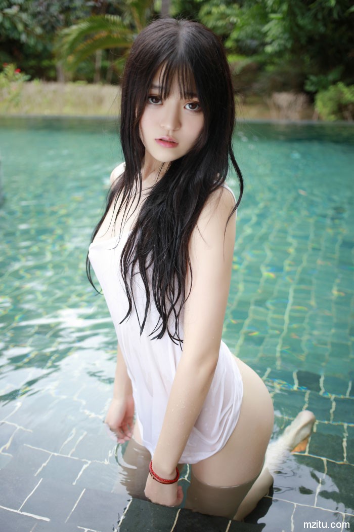 白嫩气质美女伊小七MoMo性感私房照