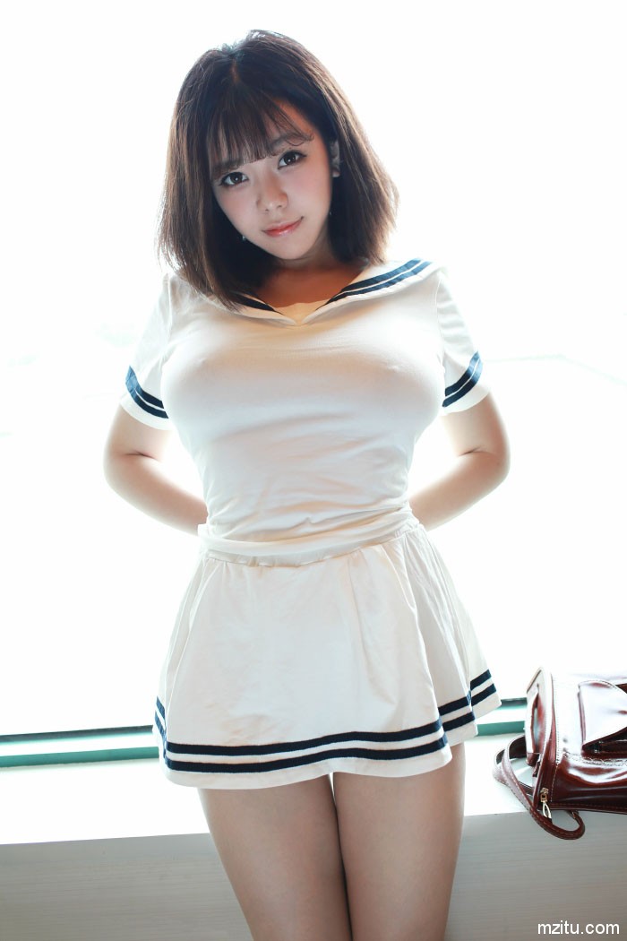 甜美清纯妹子刘飞儿最后只有包包遮体