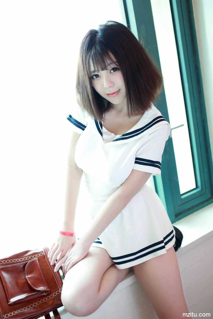 甜美清纯妹子刘飞儿最后只有包包遮体