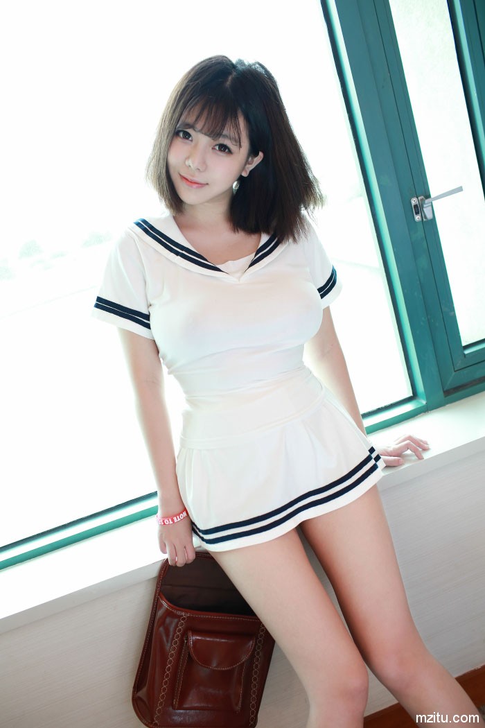 甜美清纯妹子刘飞儿最后只有包包遮体