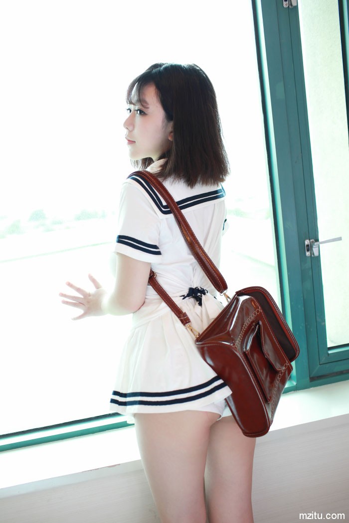 甜美清纯妹子刘飞儿最后只有包包遮体