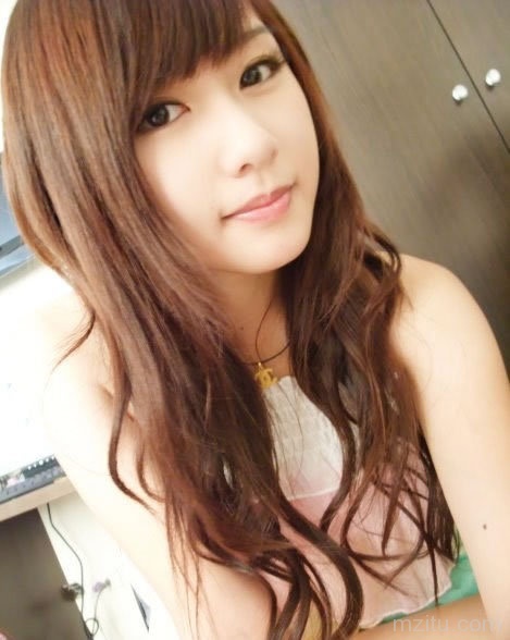 甜美妹子祝您国庆节快乐